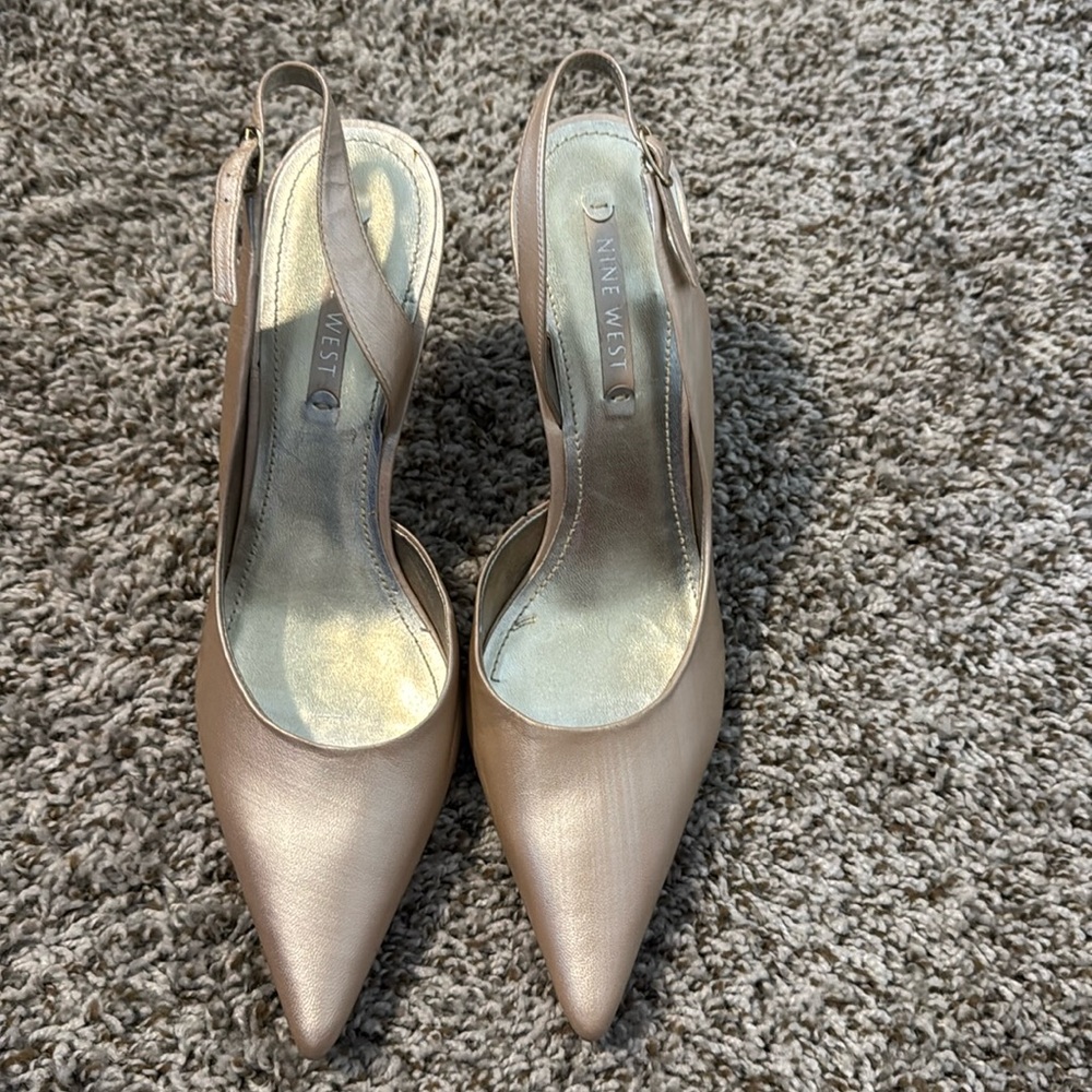 New never worn Nine West D’Orsay sling back heel light gold metallic color